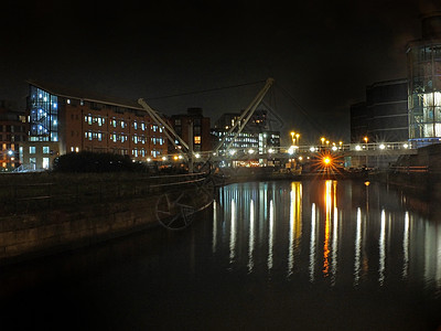 在Clarence码头的锁入口处穿过Vaire河 晚上在熟睡时被骗 建筑物和灯光反映在水中图片