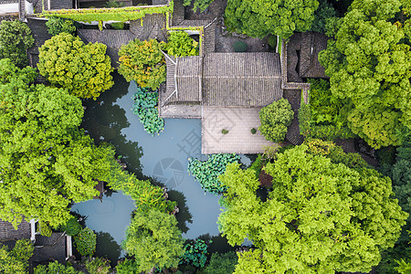 中国苏州花园古老传统园圃的空中飞行遗产公园旅游池塘建筑环境花园游客历史性阴影图片