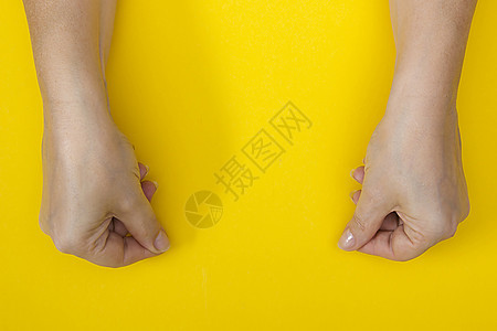 紧握手指的手中缀压缩镶嵌白色数字夹子离合器拇指女性黄色图片