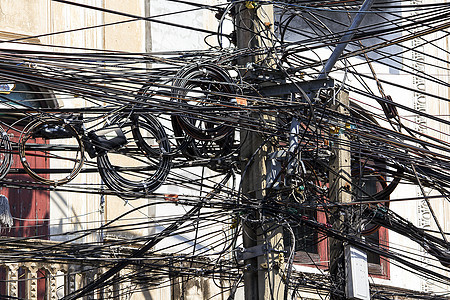 电线杆上的许多电线绳索力量网络高架活力基础设施电缆安全桅杆电压图片