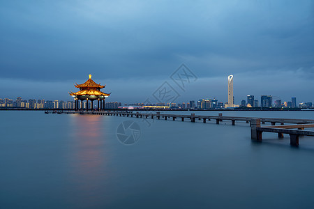 苏州夜景中国苏州湖周围的城市风景蓝色天空商业公园建筑学城市市中心办公室建筑景观背景