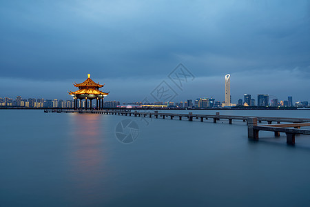 中国苏州湖周围的城市风景蓝色天空商业公园建筑学城市市中心办公室建筑景观图片