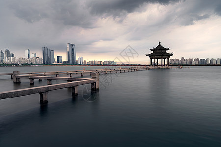 中国苏州湖周围的城市风景旅游建筑物建筑城市旅行建筑学天际蓝色风景中心图片