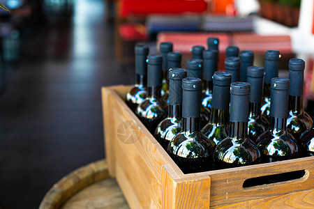 一个装满酒瓶子的木箱 在露天餐厅举行银行派对庆祝活动酒厂收藏奢华零售酒精团体标签店铺葡萄园船运图片