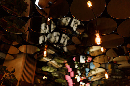 天花板上装饰着小圆面镜的壁画 上面有一幅很时髦的影像奢华玻璃风格灯泡家具木头餐厅咖啡店公寓酒吧图片