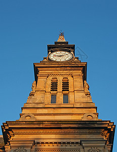 高时钟塔 胜利者在金金森的建筑 对蓝夏天 在南港梅尔西德城广场的一个小镇广场上艺术历史英语地标中心街道画廊天空蓝色旅游图片