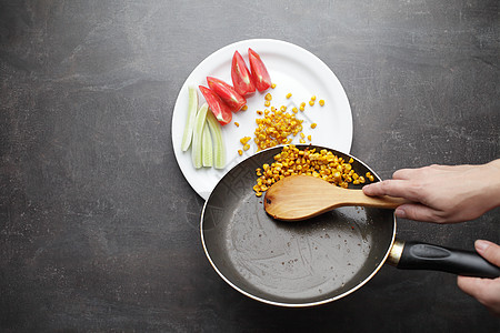 煎锅里有有机的甘蓝玉米 番茄和黄瓜 蔬菜早餐营养粮食炙烤玉米食品食物素食维生素厨房图片