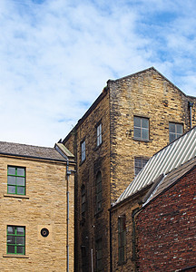 19世纪古老的石头仓库 和工厂建筑 在布拉德福德西日尔克郡 面对蓝色云天图片