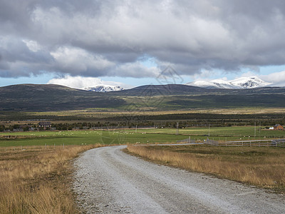 从挪威 E6 主干道出发 在自然公园蜿蜒的道路上欣赏山丘和白雪皑皑的山脉和壮观的云彩旅行全景风景蓝色开发远足国家戏剧性缠绕曲线图片
