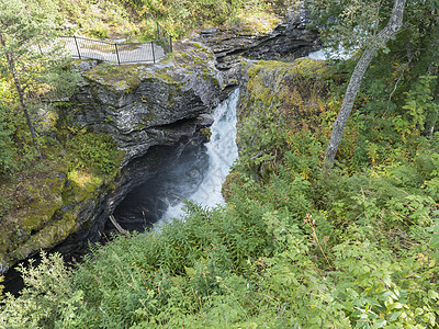 Verma 的瀑布 在 Romsdalen 山谷的观景台上 有深窄的 Rauma 河峡谷 有岩石和绿色森林 蓝天白云背景 挪威夏图片