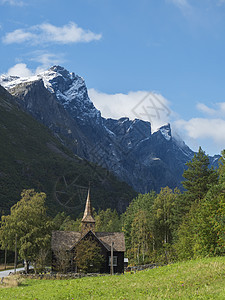 Kors 教堂 位于挪威 Romsdal 山谷 Rauma 的古老木制教区教堂 有 E136 路 绿色森林和山地块 Troll 图片