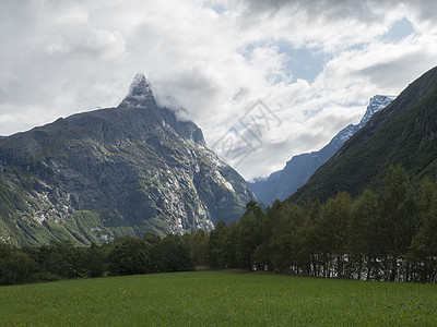 观望山上弥撒物墙欧洲最高的垂直山脉 挪威罗姆斯达尔山谷 绿草 蓝天空白云 夏季旅行风景悬崖山脉旅游自然天空缠绕劳马小路蓝色巨魔图片