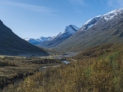 Leirdalen 山谷拥有白雪皑皑的山峰 森林和狂野的河流 挪威尤通黑门山国家公园的自然景观 初秋蓝天背景风景蓝色公园旅行旅游图片