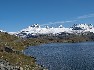从与蓝色冰川湖沿挪威西部Skjolden附近的55号国家风景路线蓝色山脉运动顶峰旅行小屋公园全景旅游远足图片