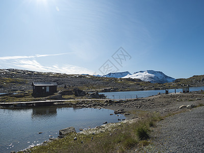 从与蓝色冰川湖沿挪威西部Skjolden附近的55号国家风景路线冰川全景运动小屋天空顶峰旅行公园旅游山脉图片