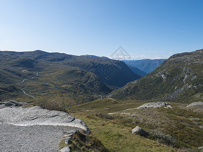 查看在夏季与雪峰和冰川的山地景观 国家旅游风景线 55位于挪威 Lom 和 Luster 之间蓝色森林顶峰全景缠绕自然天线天空公图片