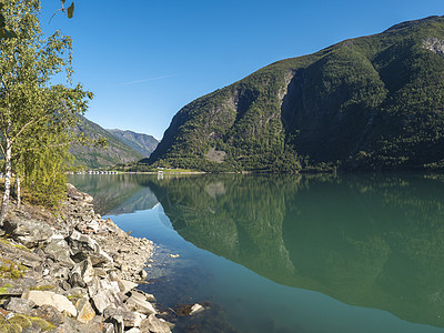 查看挪威的蓝色水 自然和旅行背景 初秋蓝天背景峡湾风景山脉明信片环境冰川荒野爬坡海岸线海岸图片