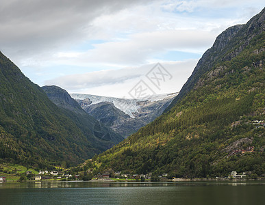 对Kinsarvik的的蓝水进行观察 观测Folgefonna冰川和海岸上的小村庄 挪威自然和旅行背景 秋天初蓝色森林荒野观光峡图片