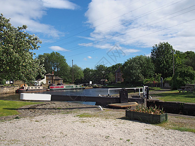 考尔德和赫布尔运河上布里格豪斯盆地的闸门景观 驳船和运河边的建筑物被树木环绕图片