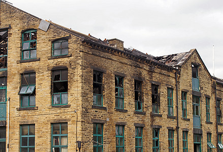 一场大火后 一栋被烧毁的大型旧工业建筑的破屋顶和破窗户城市垃圾事故犯罪损害横梁保险经济危险煤烟图片