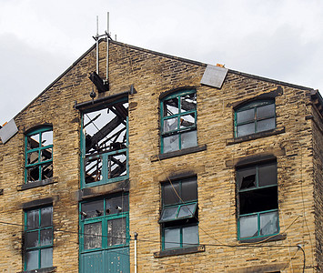 一场大火后 一栋被烧毁的大型旧工业建筑的破屋顶和破窗户危险苦恼损害建筑学犯罪事故保险衰变城市工厂图片