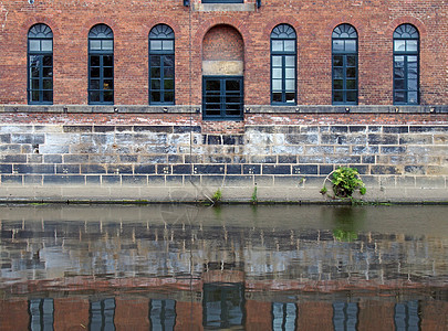 一座旧砖头运河仓库 在水中反射窗子的欺骗下图片