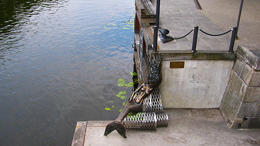 克莱佩达市水渠中的青铜美人鱼雕像神话运河雕塑图片