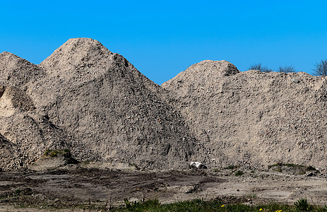看见一个有沙堆和一些轮胎痕迹的砾石坑海滩碎石旅行悬崖花岗岩石头墙纸山脉材料岩石图片