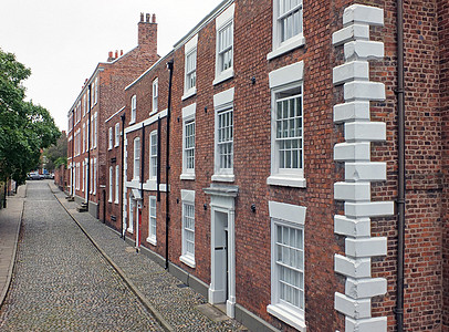 在英格兰切斯特 19世纪的一座豪华大砖块街上 有可腐石路面和道路图片