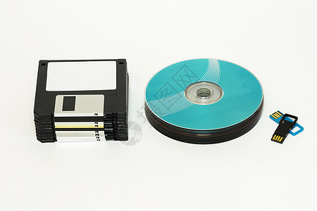白色背景上的软盘 CD DVD 磁盘和 USB 闪光数字优盘设备驾驶电脑信息技术安全记录袖珍图片