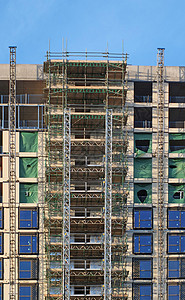 正在建造的多层现代公寓楼 在蓝天下架脚架和吊架架子板城市栏杆工程建筑学建筑脚手架铁轨商业安全住宅图片