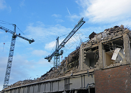 一座大型混凝土建筑的大型起重机 在重新开发一个大型城市场地期间被拆除 墙壁暴露住宅砖块工作进步机器危险瓦砾损害建筑学碎片图片