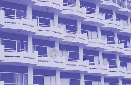 现代公寓楼 有白色阳台和蓝色细节的图片