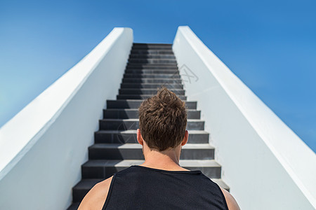 向前看楼梯攀登挑战的健身人 跑步者为了有氧运动的目标而上楼梯 在健康的生活方式中选择减肥 选择艰难道路的人图片