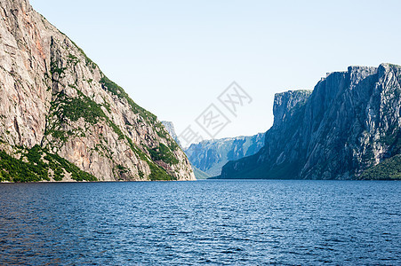 在地峡 崎岖的陡峭悬崖之间背景图片