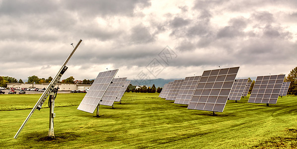 日出时太阳面板 农村有云雾的天空可持续太阳能板能源环境气候发电站控制板电源线创新草地图片