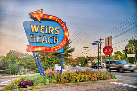 2015年10月 日落时Weirs Beach路牌图片