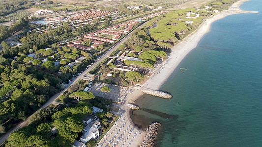 无人驾驶飞机对意大利托斯卡尼海岸线的惊人空中巡视建筑学风光旅行旅游景观住宅小区建筑风景天空阳光图片