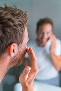 男士护肤霜 — 男士将洗面奶涂在眼睛下方的干燥皮肤上 用于抗衰老皱纹治疗或浮肿的黑眼圈眼袋图片