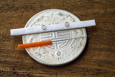 古中国硬币上的针刺针保健工作室医疗金属工具古董药品卫生康复治疗背景图片
