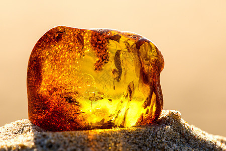在波罗的海的海滩上安珀宏观地质学果汁岩石首饰矿物树脂橙子材料化石背景图片