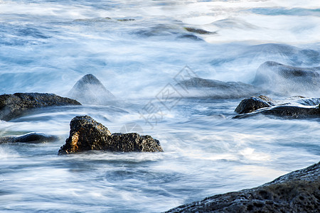 水石头长期暴露中亚亚亚南洋的表面海岸蓝色戏剧性风景白色石头黑色支撑岩石火山背景