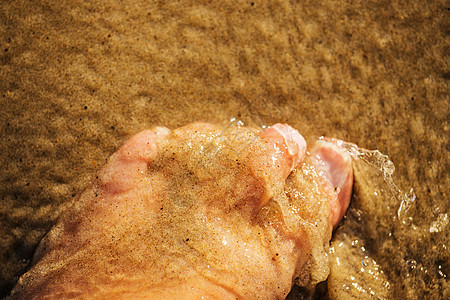 脚在水中棕色海滩海洋洗澡冲浪假期图片