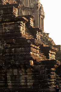 柬埔寨吴哥瓦特寺庙 清晨的太阳仰望塔楼和尚建筑树根寺庙雕像遗产考古学建筑学雕刻品石头图片