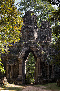 柬埔寨吴哥渡寺古老美丽的雕刻建筑和网关 柬埔寨树木雕像宗教考古学高棉语佛教徒文化遗产和尚旅行图片