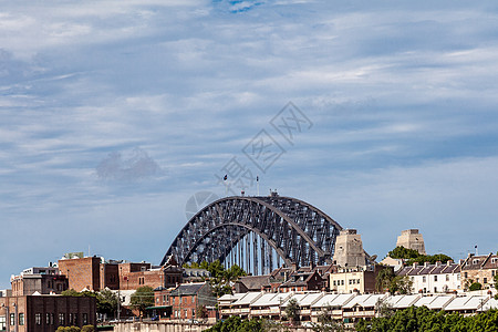 悉尼港对周围建筑物上方桥的景象进行观察图片