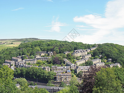 西约克郡Hebden桥镇的风景 石屋街道和林地树木与蓝夏天之间的道路 以及西日尔克郡Hebden桥图片