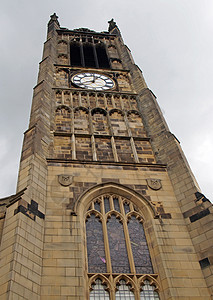 时钟塔的风景和古老圣徒修道院教堂的建筑 在休德斯菲尔德中心与云天对面天空旅行英语教会古董旅游教区地标历史性观光图片