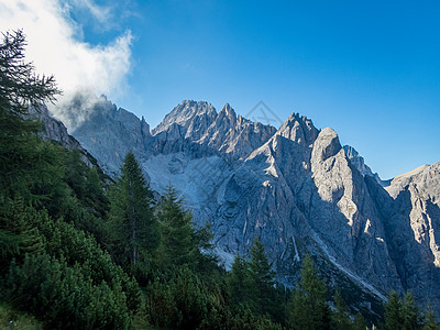 在多洛米特斯德丁附近 被渡渡渡追求运动旅游高原远足高山岩石悬崖石头登山图片