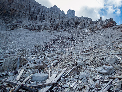 在多洛米特斯德丁附近 被渡渡渡旅游假期高山冒险悬崖石头登山首脑运动高原图片